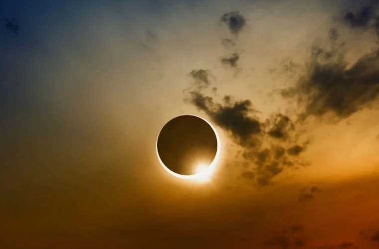 Eclipsă parțială de Soare de aproximativ patru ore. Unde va fi vizibilă