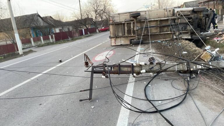 A adormit la volan și a dat într-un pilon. Detaliile poliției