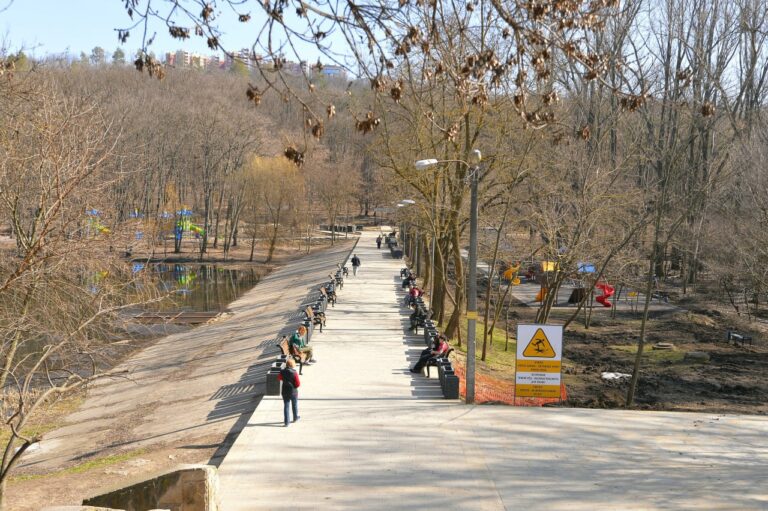 (foto) Parcul-pădure ,,Rîșcani” în proces de transformare. Ce lucrări se efectuează