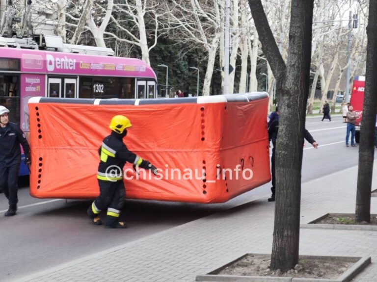 Un bărbat amenință că se aruncă de pe un bloc de locuințe din sectorul Buiucani: Salvatorii, la fața locului