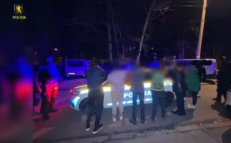 Și-a transformat apartamentul în speluncă pentru consumul de droguri. Poliția vine cu detalii