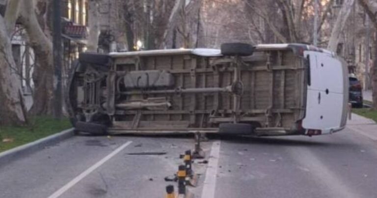Un microbuz s-a răsturnat într-o intersecție din centrul Chișinăului