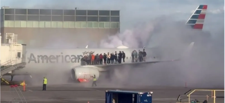 Pasageri evacuați pe aripa unui avion Boeing al companiei American Airlines: „Pasagerii au fost evacuați din avion utilizând toboganele de siguranță”