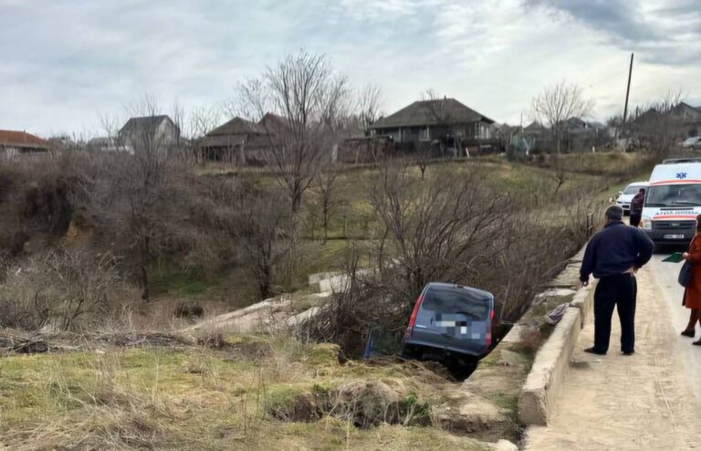 O copilă de 10 ani a fost lovită mortal în timp ce mergea la școală. Poliția vine cu detalii de la Ceadîr-Lunga