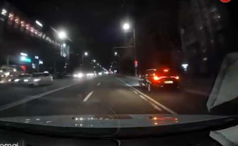 A trecut linia dublă continuă, însă nu a observat patrula de carabinieri. Ce au descoperit oamenii legii