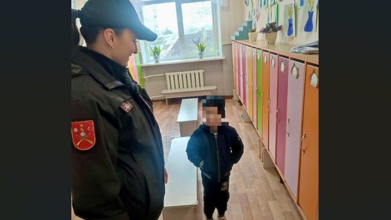 Un copil găsit singur pe stradă din Buiucani după ce a părăsit grădinița. Carabinierii au intervenit prompt
