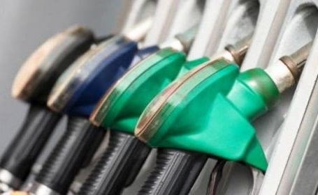 Benzina se scumpește, motorina se ieftinește. ANRE anunță prețurile la carburanți pentru vineri, 21 martie