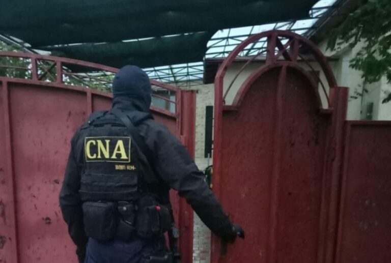 50.000 de lei în schimbul a câtorva pahare de alcool. CNA a reținut o persoană, la Bălți