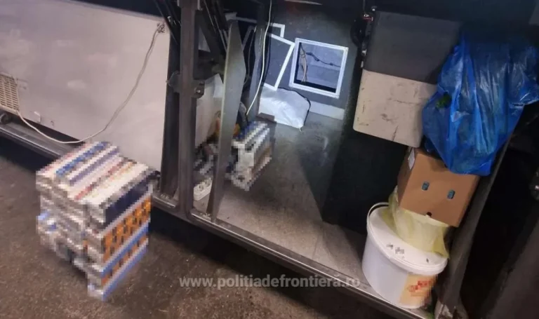 Țigări descoperite sub toaletă, într-un autocar, la Vama Oancea