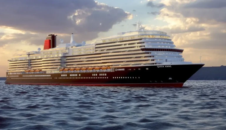 Pasagerii unei mari nave de croazieră au fost avertizați să stingă luminile și tragă perdeaua în timpul traversării unor ape cunoscute pentru pirați