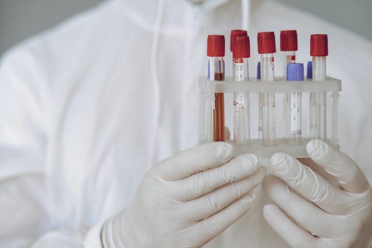 Infecțiile respiratorii continuă să afecteze populația. Specialiștii îndeamnă la prudență