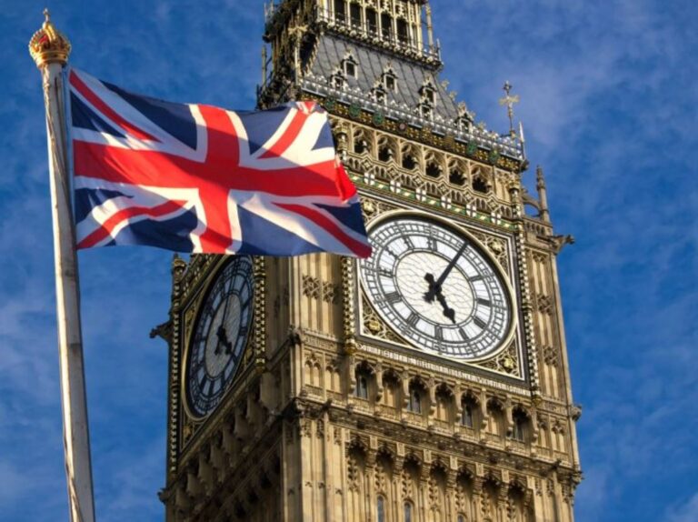 Mii de funcționari publici riscă să-și piardă locul de muncă în Marea Britanie