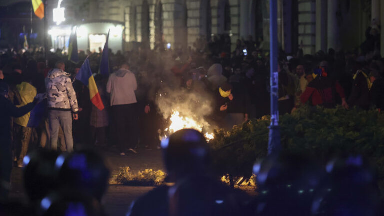 Manifestații violente după respingerea candidaturii lui Georgescu: Răsturnări de mașini și incendieri