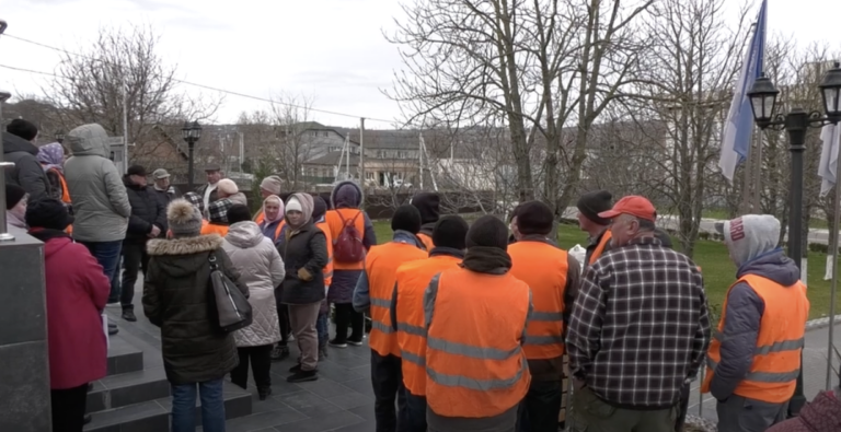 Trei luni fără salariu: Angajații de la salubritate protestează în fața Primăriei Căușeni