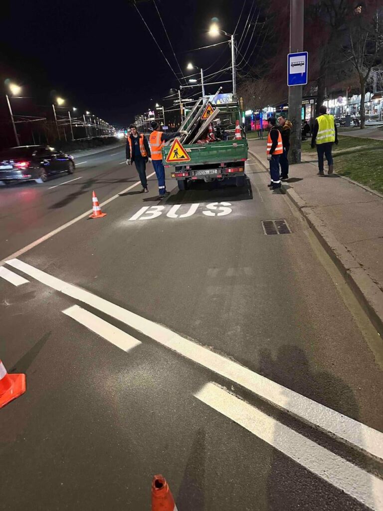 Lucrări nocturne pentru reînnoirea marcajelor rutiere pe mai multe străzi