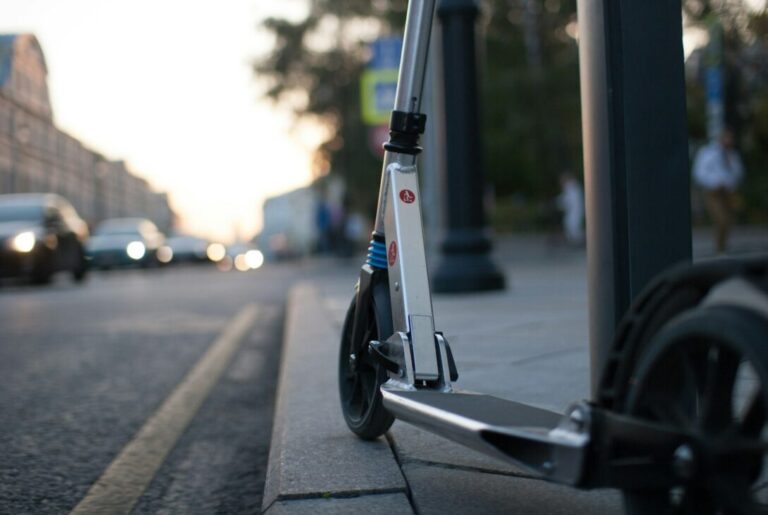 Trotinetele electrice ar putea fi interzise în trafic dacă nu respectă regulile de circulație