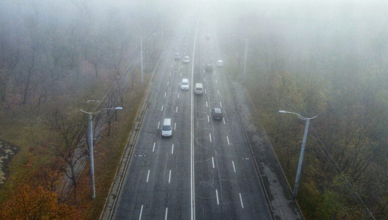 Atenție, șoferi! Circulație îngreunată din cauza vremii nefavorabile