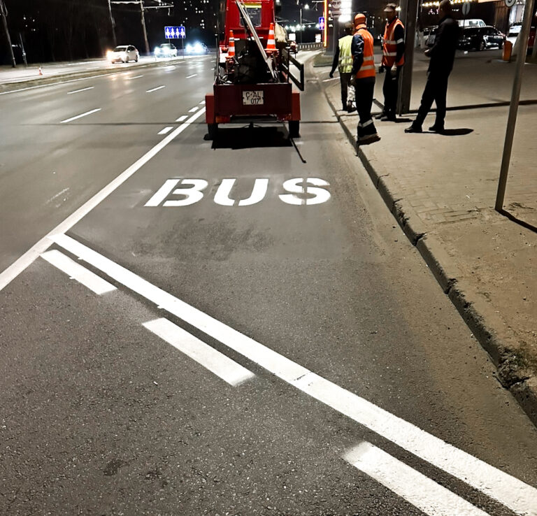 Marcajele rutiere din Chișinău sunt reînoite. Lucrările au loc pe parcursul nopții