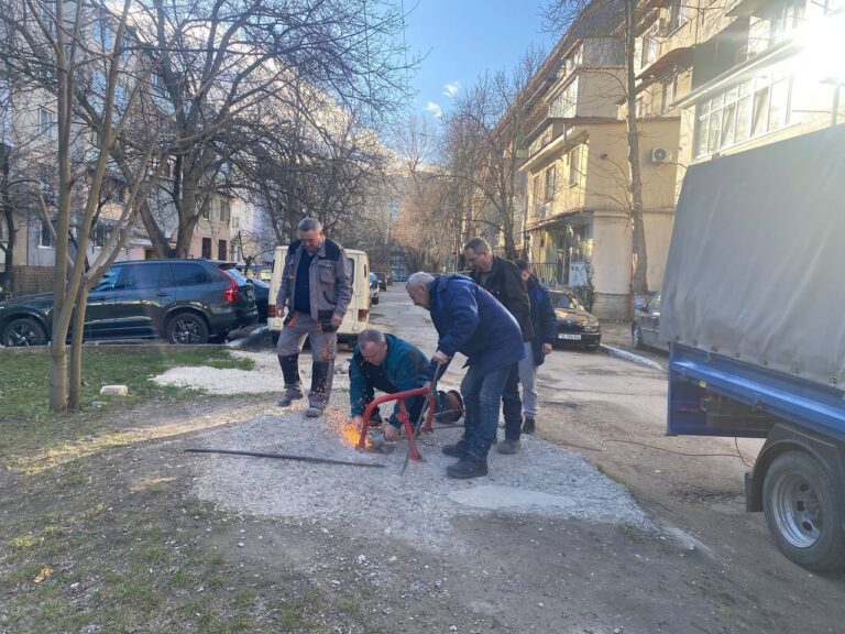 Primăria demontează dispozitivele de blocare a parcărilor. Municipalitatea atenționează șoferii