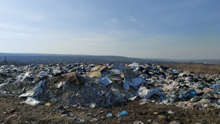 Alarmă ecologică: Deșeurile toxice și incendiile afectează localitățile din apropierea Chișinăului