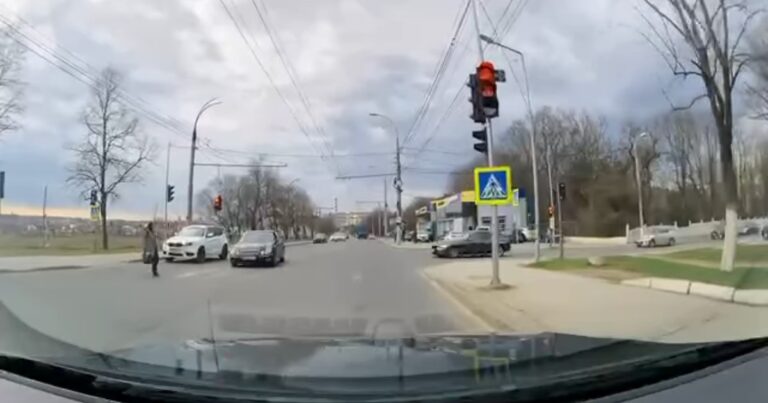 (video) Șoferul Mercedesului care a fost la limită de a lovi un pieton, prins de poliție
