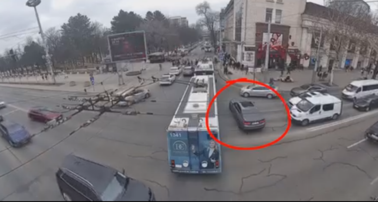 (video) Mai „șofer” ca alții, dar fără permis. Isprava un BMW-ist de 26 de ani într-o intersecție din Centru