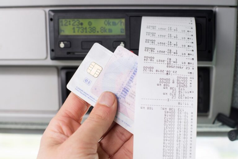Șoferii pot solicita online eliberarea cartelei tahografice