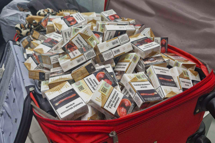 Abia a împlinit majoratul și deja a fost prinsă, la aeroport, cu geanta plină cu țigări