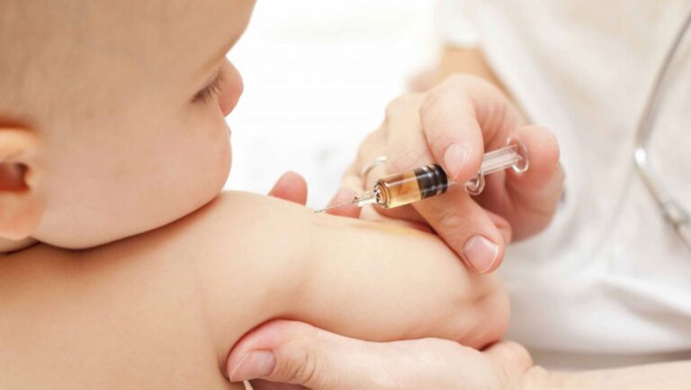 Vaccinare gratuită pentru copiii mici împotriva infecției meningococice