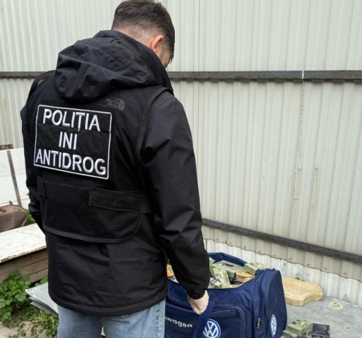 150.000 de pastile „de slabit” cu efect psihotrop livrate prin poștă și primite de o mamă cu doi copii. Schema criminală