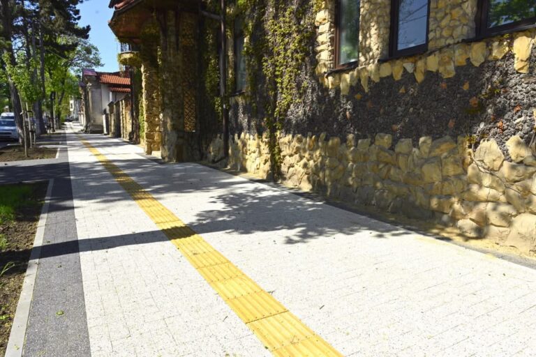 Reabilitarea trotuarului unei artere importante din centrul Chișinăului, finalizată