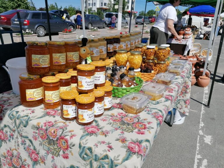 Târgul producătorilor locali se desfășoară în centrul Chișinăului
