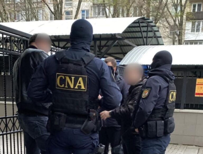 Percheziții CNA la un bărbat din Chișinău. Este suspectat de trafic de influență