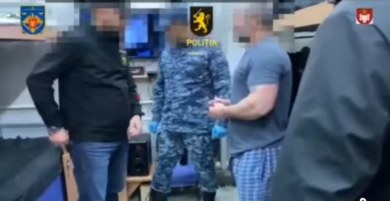(video) Percheziții în celula unui deținut cu autoritate criminală. Ce au găsit oamenii legii