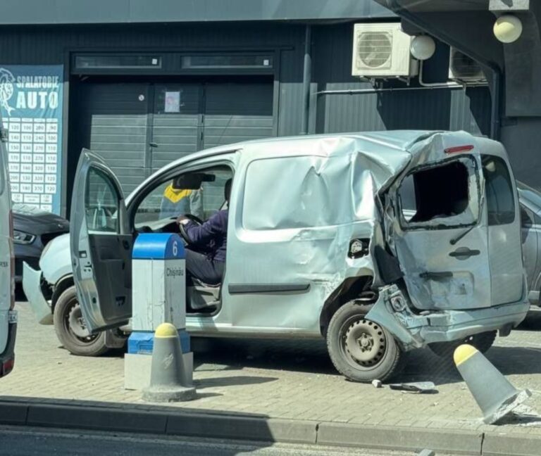Accident de proporții la ieșirea din Chișinău. Un autobuz și 4 mașini implicate