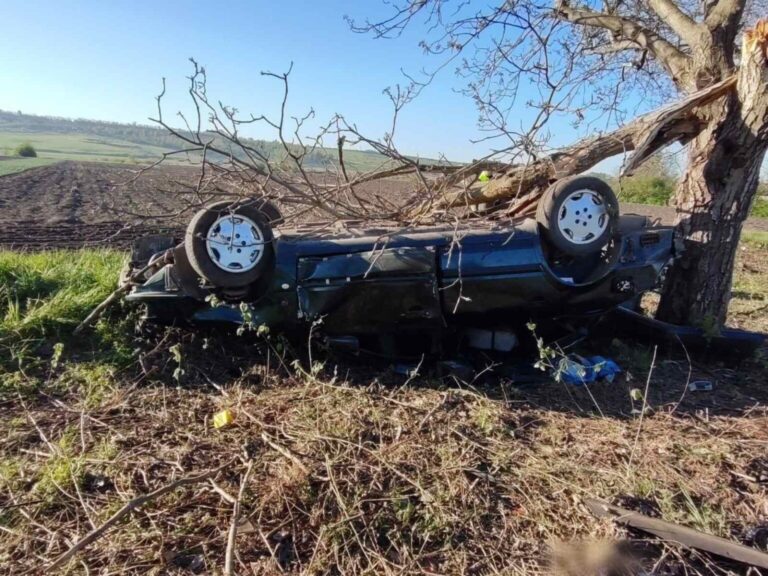Grav accident la Briceni: Șoferul beat a ucis un pasager, iar altul se află la spital