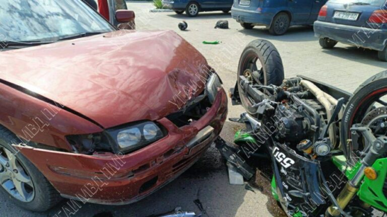 Un motociclist a ajuns la reanimare, după ce s-a tamponat cu o mașină