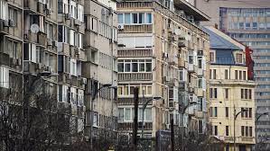 Un copil de doi ani a căzut de la etajul cinci al unui bloc de locuit