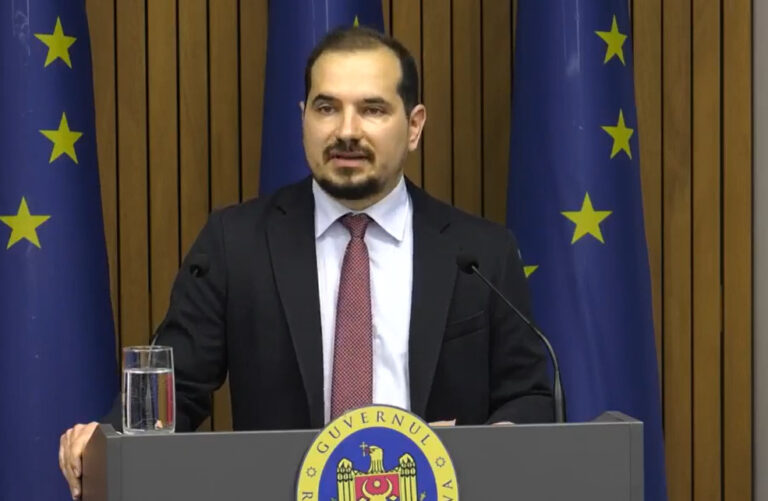 Peste 1100 de asistenți sociali vor beneficia de o plată unică în sumă de 8.000 de lei