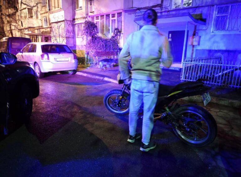 Circula haotic și fără permis. Un motociclist oprit și sancționat de carabinieri