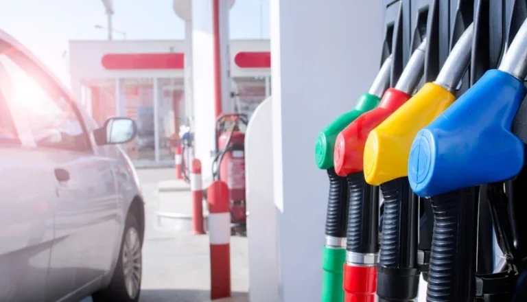 Atenție șoferi! Crește prețul benzinei și motorinei. ANRE a publicat costul carburanților pentru vineri