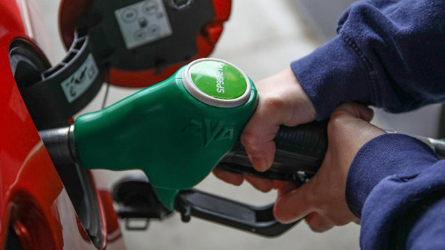 Noi ieftiniri la carburanți pentru joi 17 aprilie. ANRE a publicat prețul benzinei și a motorinei