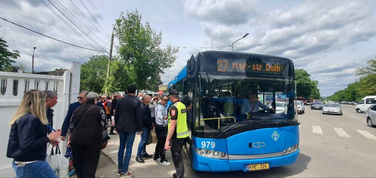 Transport public gratuit, de Blajini, pentru a circula spre cimitir. Un drum va fi închis pentru două zile