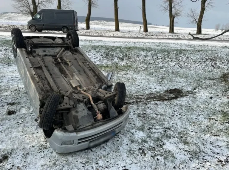 Primele victime ale ninsorii! O mașină s-a răsturnat în nordul țării