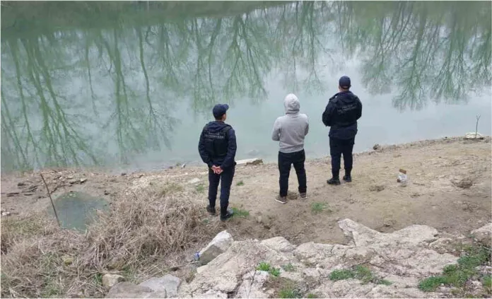 Prins de polițiști în timp ce intenționa să traverseze Prutul cu o barcă gonflabilă