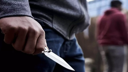 Un tânăr de 24 de ani găsit înjunghiat în curtea unui bloc din Botanica. Poliția vine cu detalii