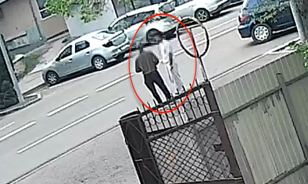 O pensionară jefuită chiar în fața blocului. Doi tineri, din Călărași, reținuți