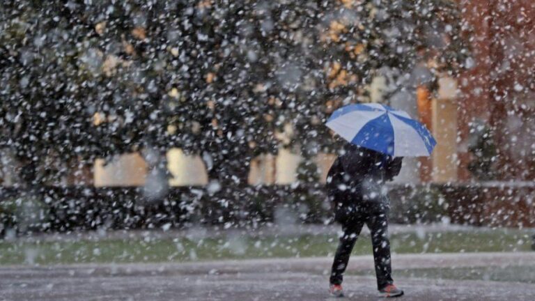 /METEO/ Lapoviță și ninsoare. Ce prognozează meteorologii pentru joi, 10 aprilie
