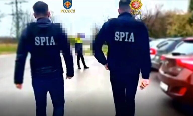 Avea nevoie doar de calificativul „apt” pentru asta a împins 5.000 de lei. Polițist reținut pentru trafic de influență.