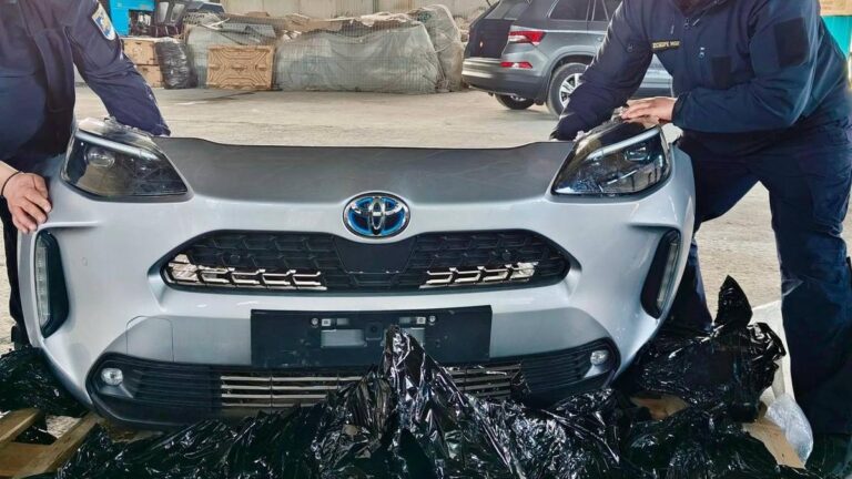 Contrabandă cu piese auto depistată într-un Range Rover, la Vama Costești